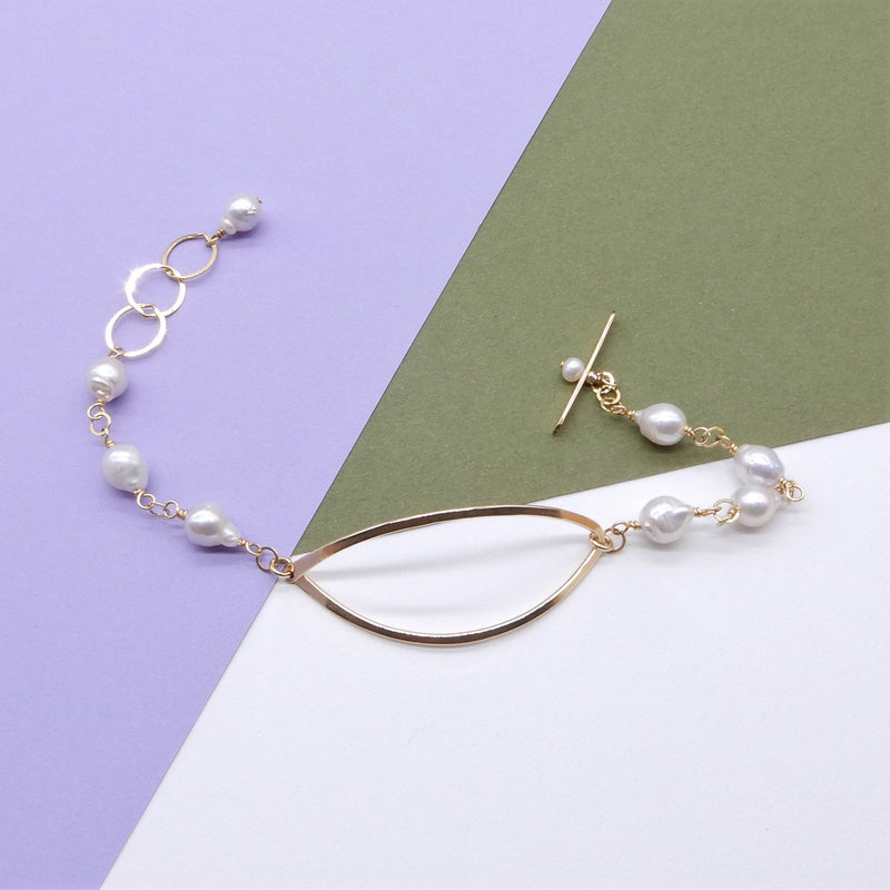 Curved Link and Pearl Bracelet in Gold