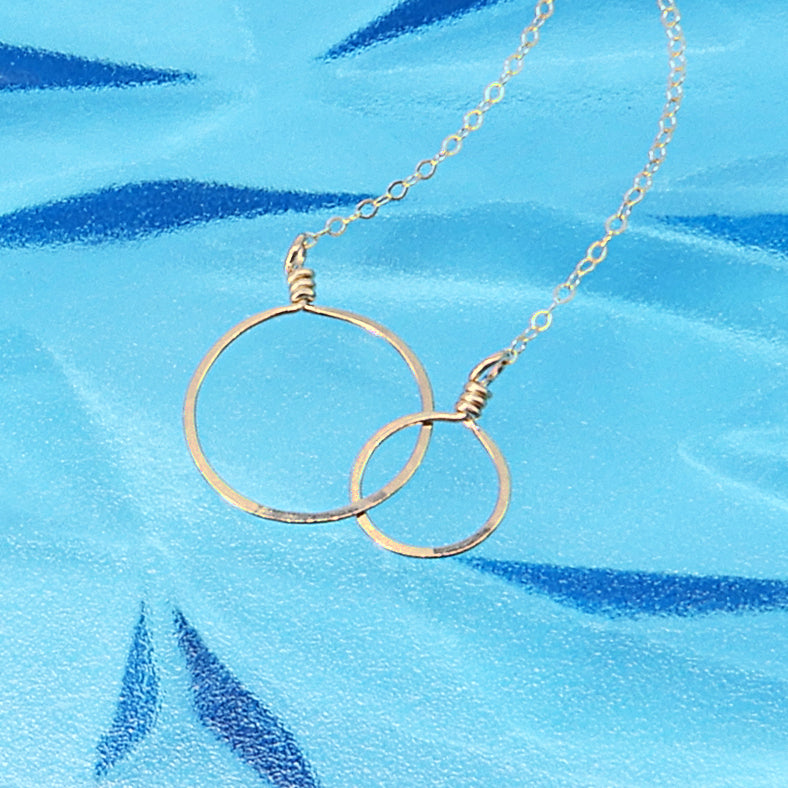 Interlocking Circles Necklace in Gold