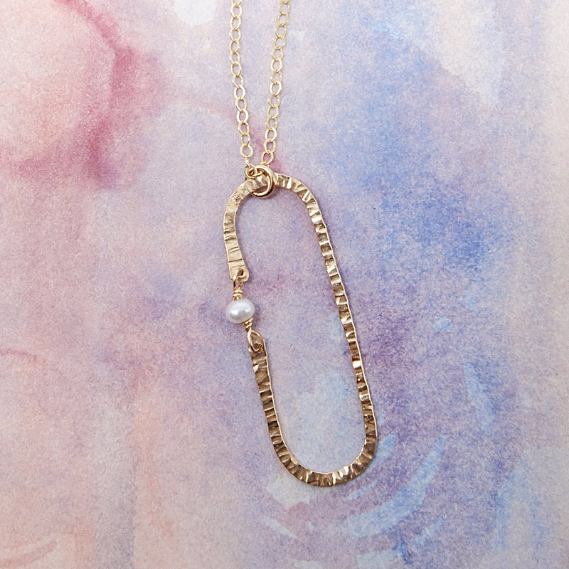Hammered Paperclip and Pearl Necklace in Gold